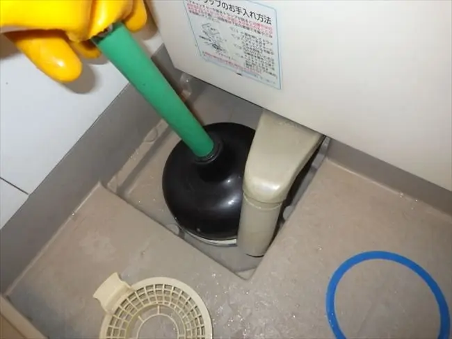 総社市 戸建て お風呂 排水管つまり抜き ラバーカップ作業中