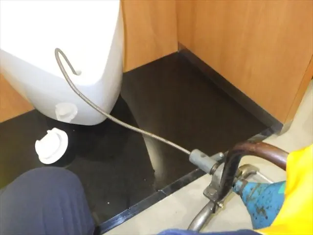 津山市 施設 小便器 つまり抜き ワイヤー作業中